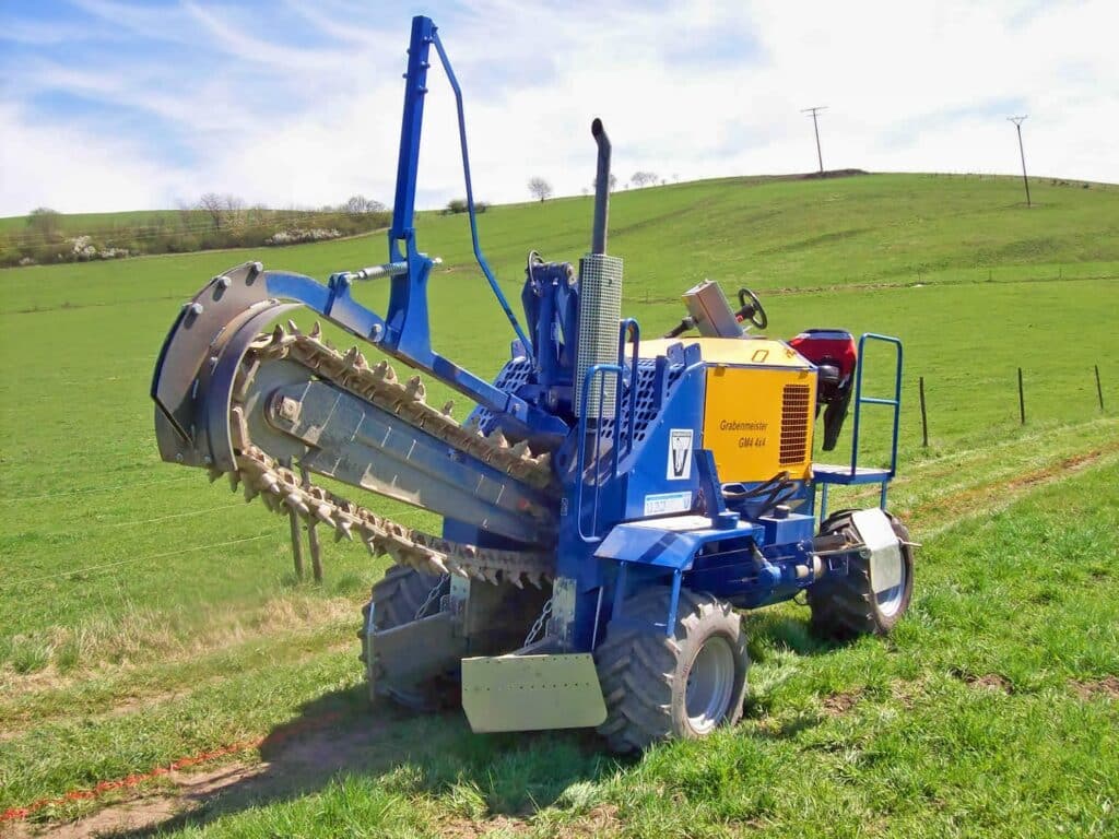 Sportplatzdrainage mit LIBA Grabenfräse — minimale Rasenschäden